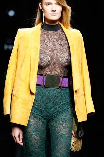 Look 18